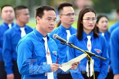75 thanh niên tiên tiến báo công dâng Bác