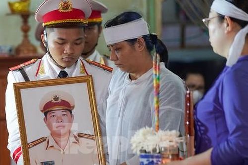 Trung tá Cảnh sát hy sinh khi truy bắt tội phạm ma túy được cấp bằng Tổ quốc ghi công