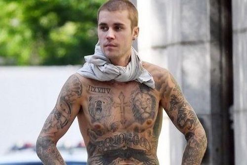 Justin Bieber cởi trần, lộ hình xăm kín người xuống phố