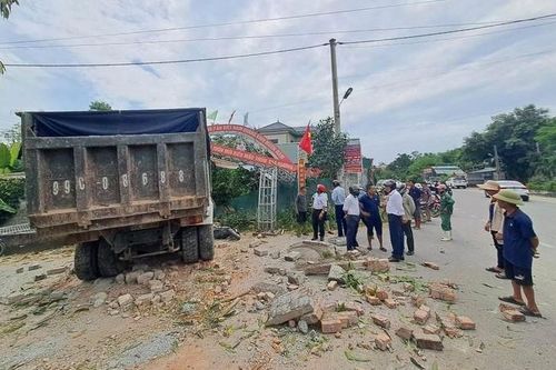 Ô tô tải mất lái gây tai nạn liên hoàn ở Hà Tĩnh