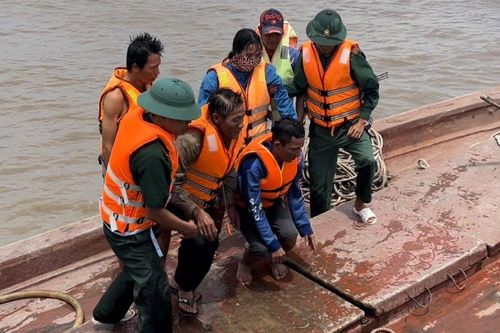 Cứu 4 người vụ chìm sà lan chở 200 tấn đá trên biển Kiên Giang