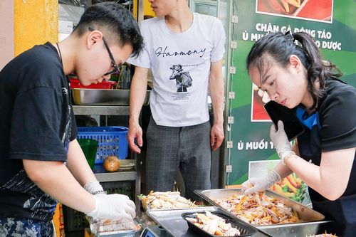 Đầu bếp 9x ở Hà Nội bán 400 suất gỏi gà măng cụt, thu trăm triệu mỗi ngày