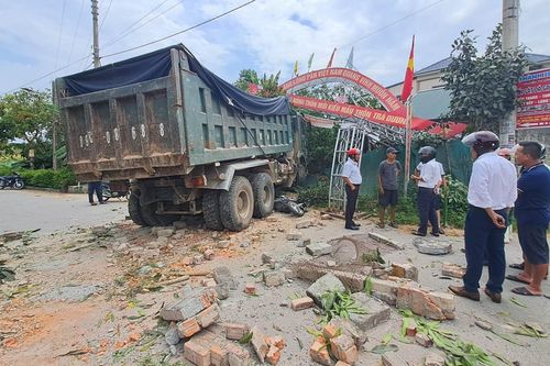 Xe tải húc đổ cổng làng, tông 1 học sinh nguy kịch
