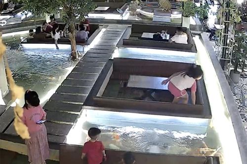 Bé gái nhặt ví có tài sản khoảng 200 triệu, người cha giao nộp sau gần 2 tháng