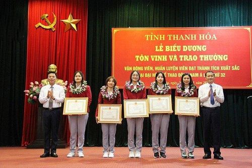 Cao Thị Duyên và các HLV, VĐV Thanh Hóa được tặng bằng khen về thành tích tại SEA Games 32