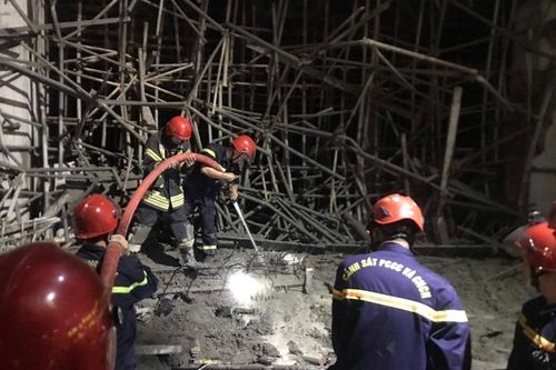 Sập giàn giáo công trình, 5 người thương vong