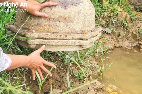 Nối đường ống hút nước từ sông Lam để kịp gieo cấy lúa hè thu