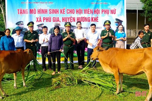 Trao tặng 3 mô hình sinh kế cho phụ nữ nghèo ở xã biên giới Hà Tĩnh