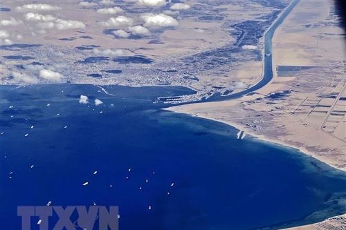 Tàu mắc cạn khiến lưu thông qua kênh đào Suez ùn tắc ngày 25/5