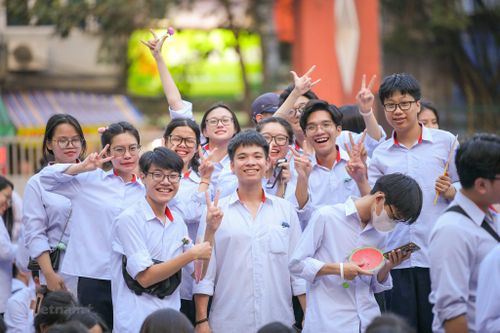 Khoảnh khắc xúc động trong lễ bế giảng của các học sinh lớp 12 Hà Nội