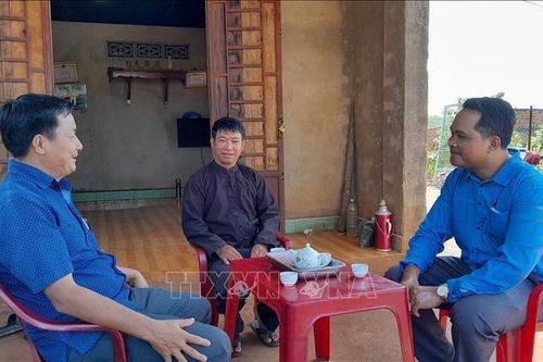 Người có uy tín - cầu nối vững chắc ý Đảng, lòng dân