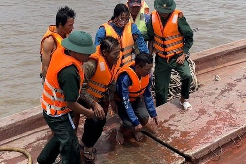 Kiên Giang: Bộ đội Biên phòng ứng cứu 4 nạn nhân đưa vào bờ an toàn