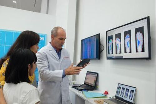 Tầm soát bàn chân bẹt và cong vẹo cột sống miễn phí cho học sinh