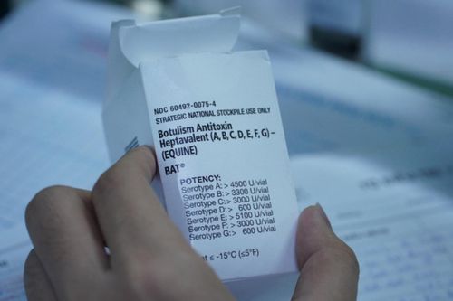6 lọ thuốc giải độc botulinum quý giá từ Thụy Sĩ về đến Việt Nam