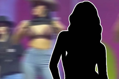 Nữ ca sĩ trẻ gây sốc khi vén áo khoe bầu ngực trên sân khấu