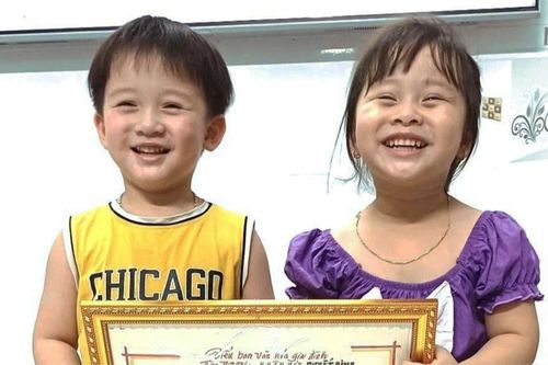 'Đốn tim' nụ cười trong veo của 2 em bé khi nhận giấy khen từ ông ngoại với các thành tích cực đặc biệt