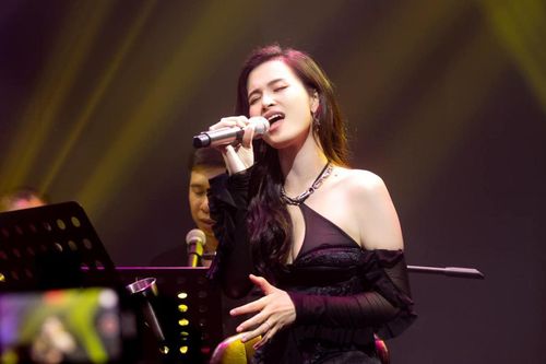 Đông Nhi bất ngờ gặp sự cố y hệt Sơn Tùng, nữ ca sĩ xử lý ra sao?