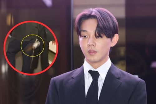 Yoo Ah In lộ rõ vẻ tiều tụy, bị ném đồ uống vào người sau khi rời khỏi sở cảnh sát