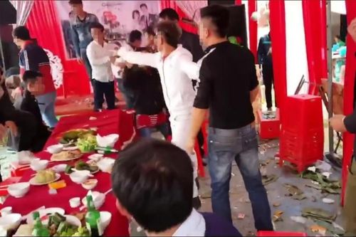 2 nhóm trai làng hỗn chiến tại đám cưới, biến ngày vui nhà cô dâu thành mớ hỗn độn