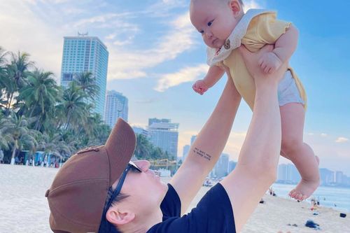 Bà xã Phan Mạnh Quỳnh khoe cận mặt ái nữ, 'sao y bản chính' của chồng