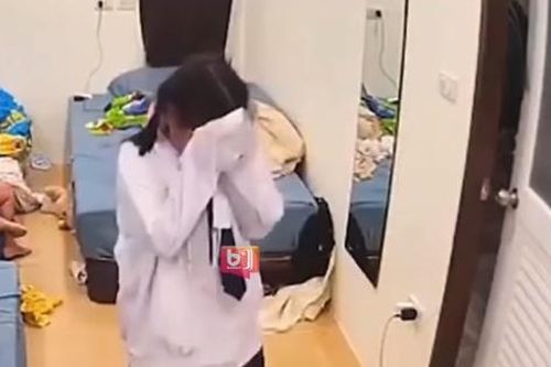 Chị gái vô tình làm em nhỏ ngã, thái độ của người mẹ được khen