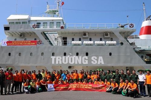 Tập đoàn Dầu khí Việt Nam thăm cán bộ chiến sĩ, người dân tại huyện đảo Trường Sa và Nhà giàn DK1/20