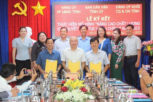 An Giang ký kết phối hợp thực hiện mô hình 'Nâng cao chất lượng giải quyết thủ tục hành chính'