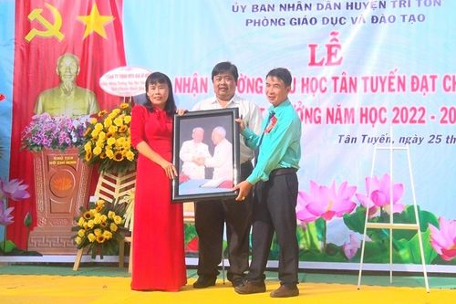 Trường Tiểu học Tân Tuyến đạt chuẩn quốc gia