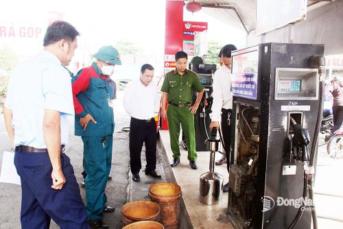 Kiểm tra trạm xăng dầu bị phản ánh 'bơm xăng nối số'