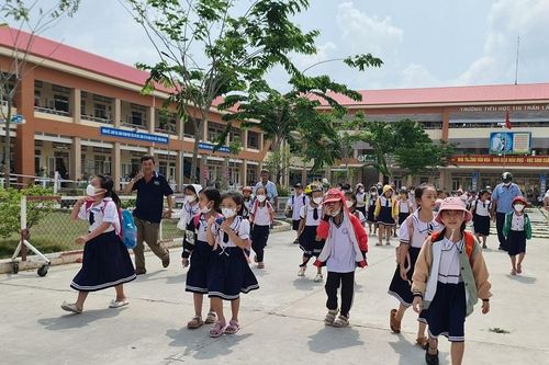 Đẩy nhanh lộ trình chuyển học sinh từ điểm trường phụ về điểm trường chính