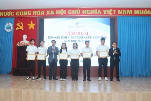 Trường Đại học Nha Trang: Trao giải cho sinh viên nghiên cứu khoa học năm học 2022-2023