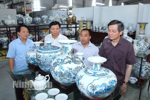 Đồng chí Bí thư Tỉnh ủy thăm Làng gốm Bồ Bát