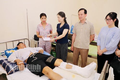 Công đoàn các Khu công nghiệp tỉnh thăm hỏi công nhân bị tai nạn lao động