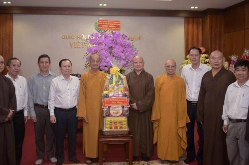Lãnh đạo Thành ủy TP.HCM chúc mừng Phật đản đến Ban Trị sự GHPGVN TP.HCM và chư vị giáo phẩm