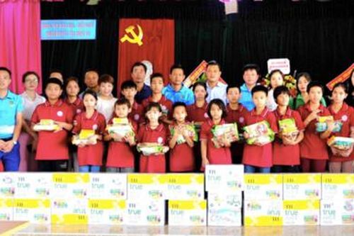 Nhiều phân quà ý nghĩa đến với trẻ em khuyết tật Nghệ An
