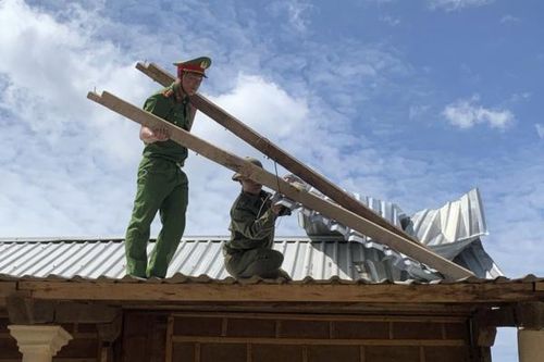 Công an huyện miền núi giúp người dân lợp lại mái nhà sau giông lốc