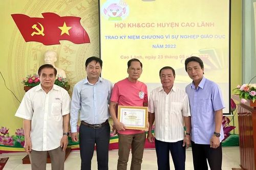 Đồng Tháp: Trao 'Kỷ niệm chương vì sự nghiệp khuyến học' tặng Bác sĩ Nguyễn Phi Hùng