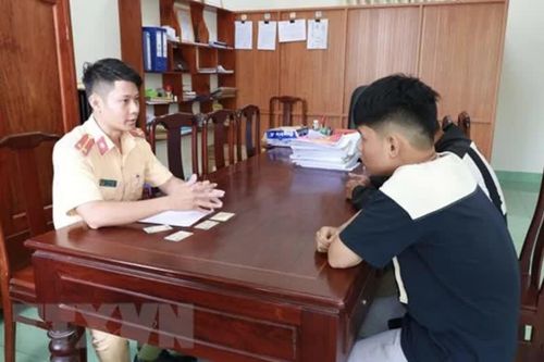 Công an xử lý học sinh cấp 2 đi xe máy bốc đầu