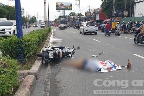 Xe khách va chạm xe máy gần cổng chào Bình Dương, người đàn ông tử vong