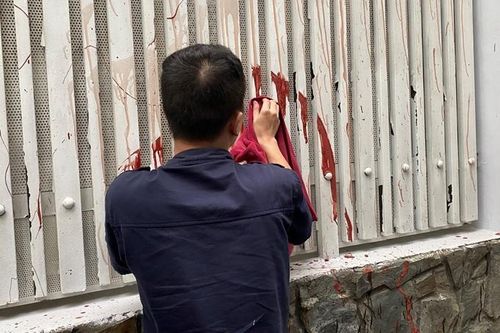 Kẻ tạt sơn để đòi nợ thuê buộc phải trở lại hiện trường xóa vết bẩn