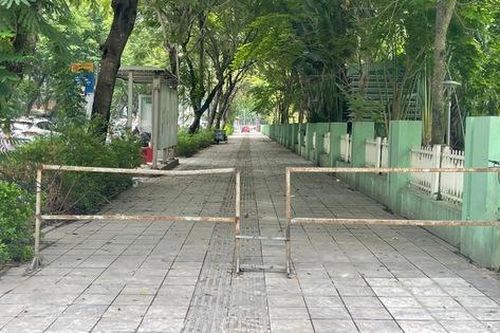 Muôn kiểu rào chắn để ngăn ô tô, xe máy leo lên vỉa hè ở Hà Nội