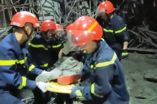 Sập giàn giáo kinh hoàng ở Đà Nẵng: Cảnh sát bóc từng mảng bê tông tìm kiếm người sống sót