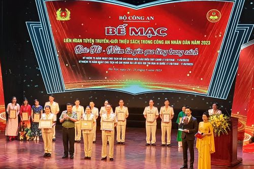 Trao 3 giải A tại Liên hoan tuyên truyền, giới thiệu sách 'Bác Hồ - Niềm tin yêu qua từng trang sách' năm 2023