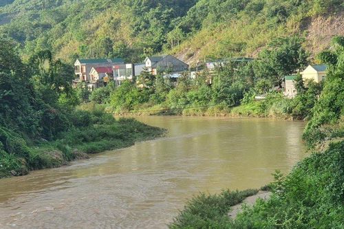 Tắm sông, hai bé gái đuối nước