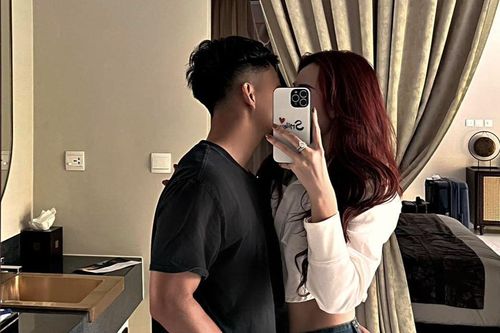 Hậu vệ Vũ Văn Thanh gây sốt khi khoe bạn gái