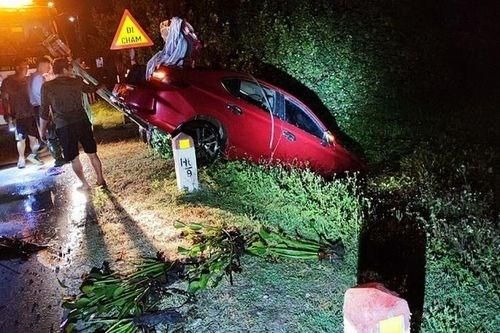 Ô tô chở 6 người lao xuống hồ nước, 2 người tử vong