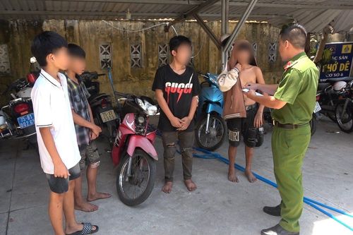 Nhóm thiếu niên điều khiển xe ăn trộm tông vào cảnh sát giao thông