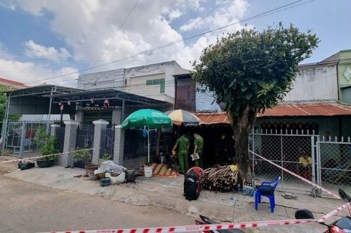 Con trai dùng dao giết cha