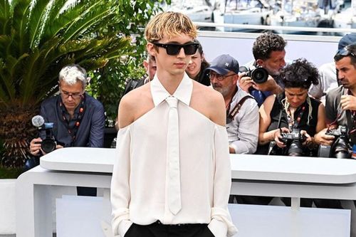 Áo cổ yếm của Timotheé Chalamet, Troye Sivan