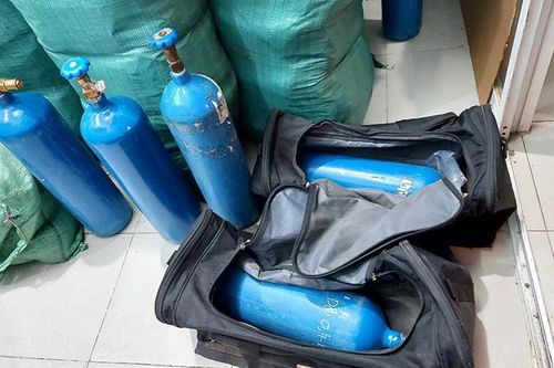 Phát hiện nhóm đối tượng mua bán khí cười số lượng lớn